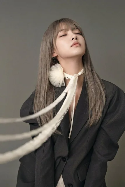 An engineering-grade control sheet for a studio fashion portrait, detailing lens settings, lighting setup, styling with a dark blazer and sheer ribbon, and tunable parameters like motion blur and camera angle.