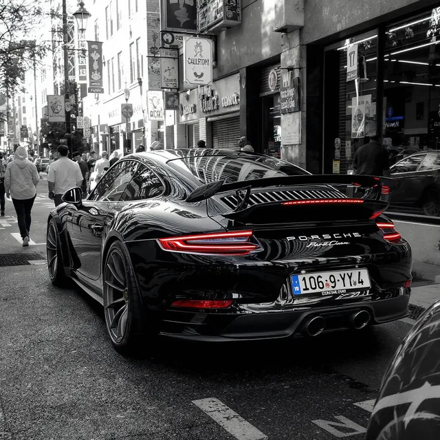 Porshe 911 :: Harsh, directional light from behind :: Busy background with lots of activi...