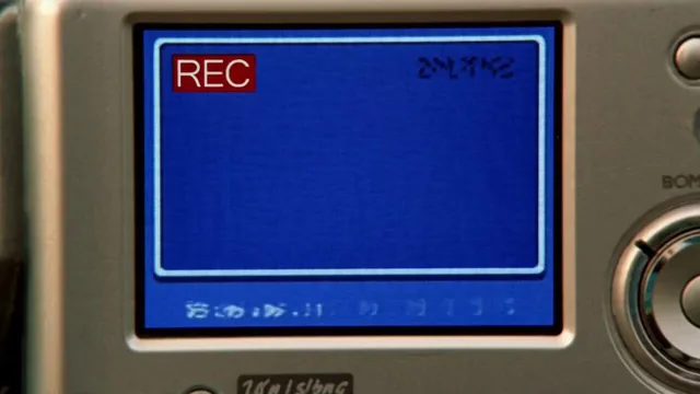 【风格】千禧复古泳池派对（Y2K Pool Party），MiniDV摄像机质感（Camcorder Footage），过曝暖黄，胶片颗粒（Film Grain），VHS干扰线，快节奏卡点