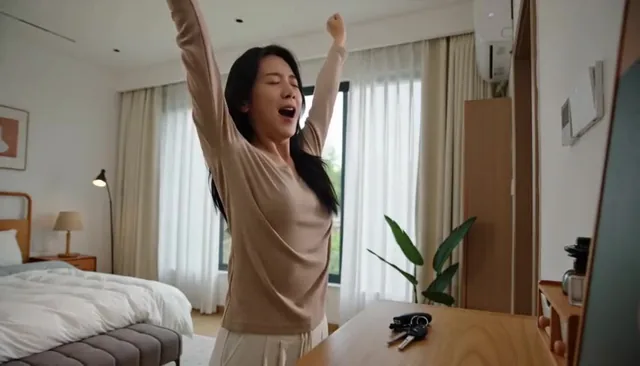 早上，女孩在家里出发去公司，上车，然后在车里车上的屏幕上的酷狗音乐开始出现一个ai dj，是一个20多岁的男性的形象，开朗，天气不错，他开始介绍一首歌，然后他退到一边 歌曲开始播放，歌曲是 stay alive， 然后镜头转回女孩，女孩开始