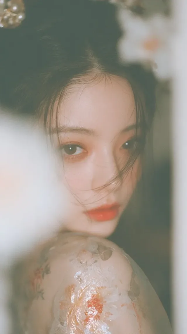 A Song Dynasty woman in a boudoir, her face softly lit with blown highlights and heavy blur, showcasing her refined inner beauty and graceful demeanor.