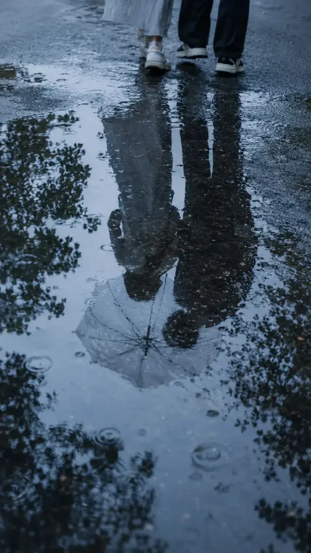 A series of four vertical, cinematic images showing reflections in rainy puddles. Each image depicts a different stage of a relationship: passion, love, conflict, and separation, with subtle storytelling and atmospheric lighting.